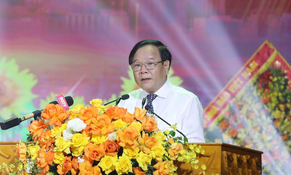 Đồng chí Trịnh Văn Ánh trình bày diễn văn kỷ niệm.